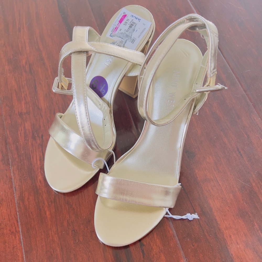 New Nine West women shoes size 6 and I/2